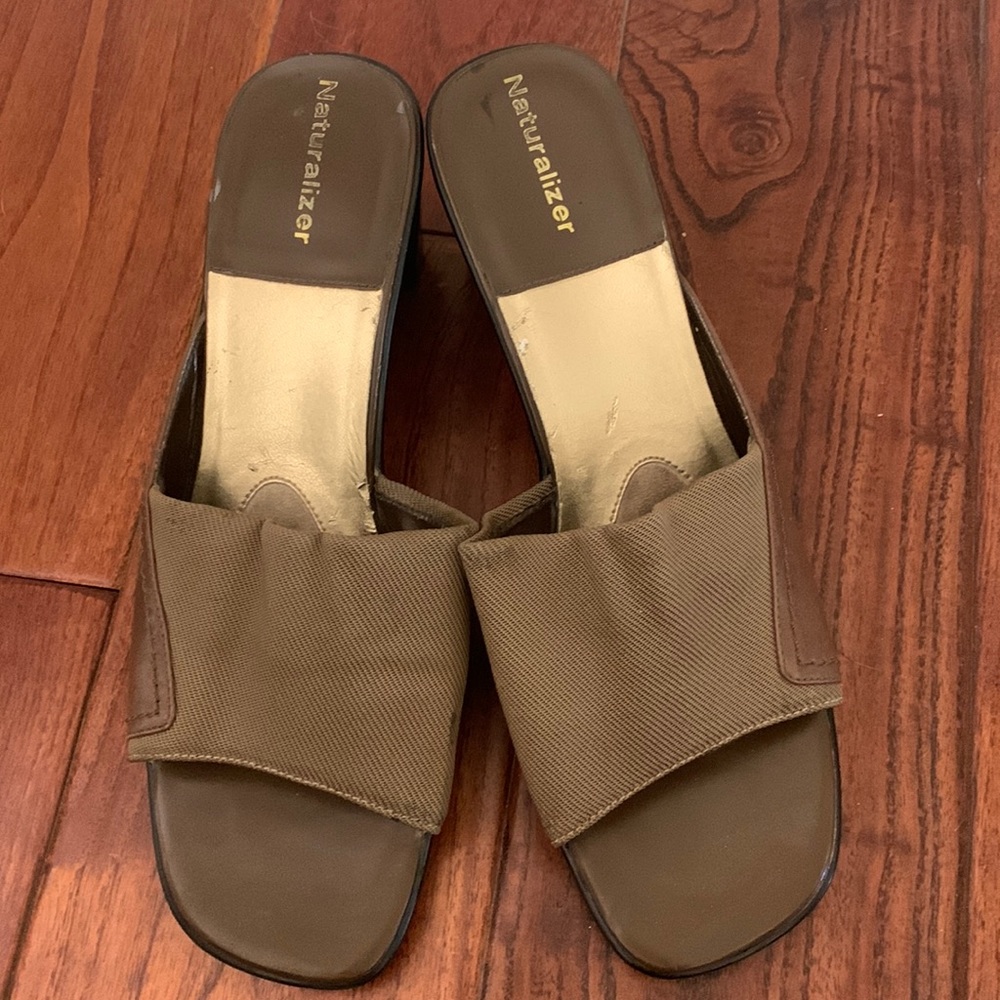 NATURALIZER size 8 tan leather and fabric wedge sandals 3" heel slide